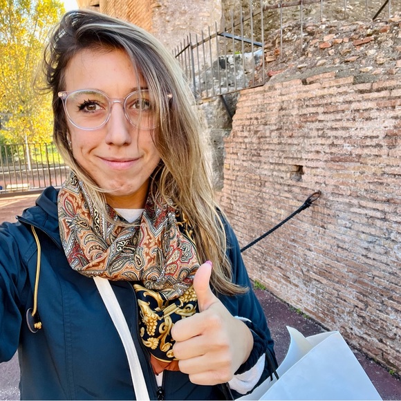 Meet your Posher, Danielle - Picture 2 of 2